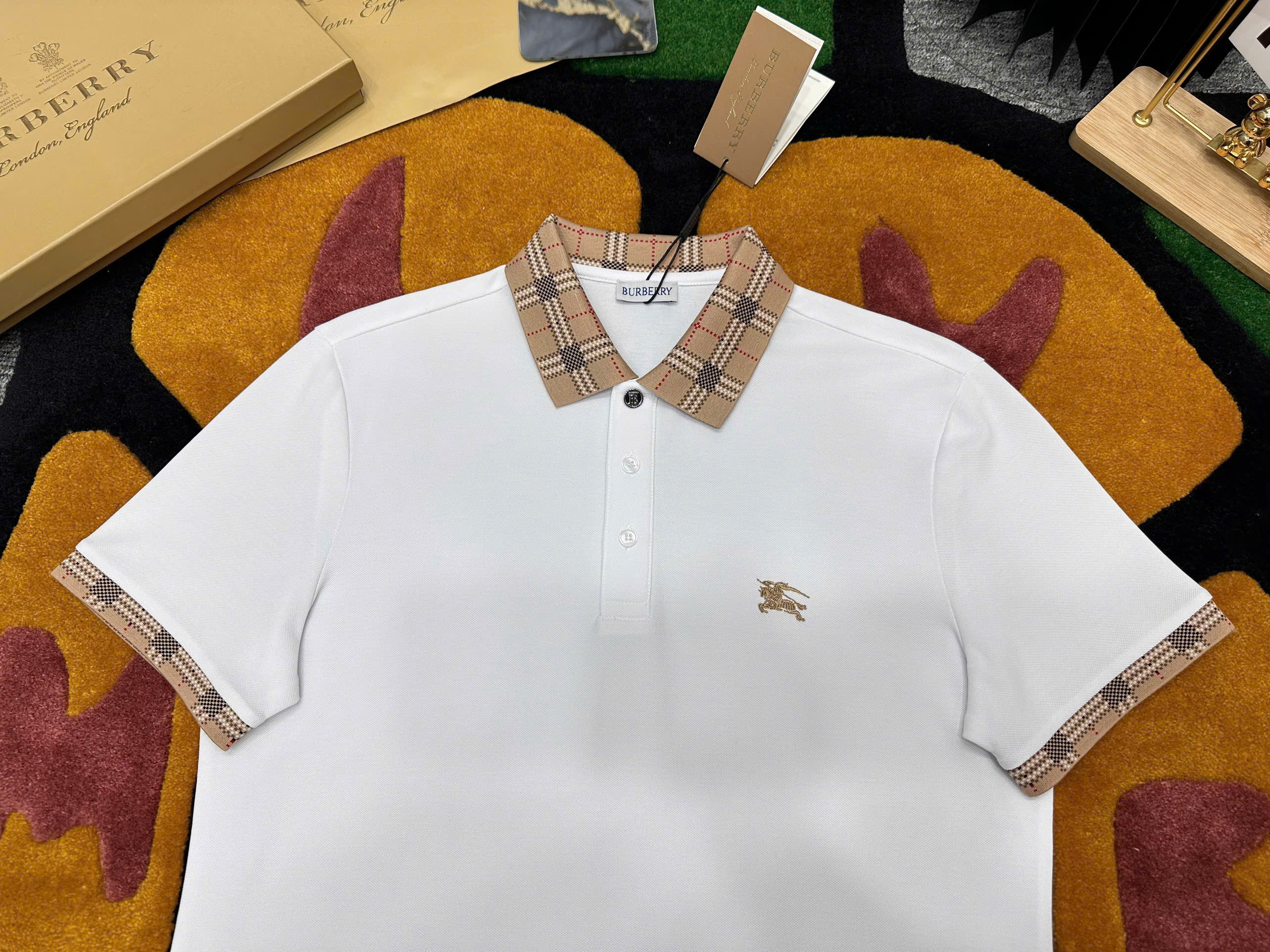 Áo polo Burberry logo thêu ngực phối kẻ sọc cổ tay Nâu Like Auth 1-1 on web MK
